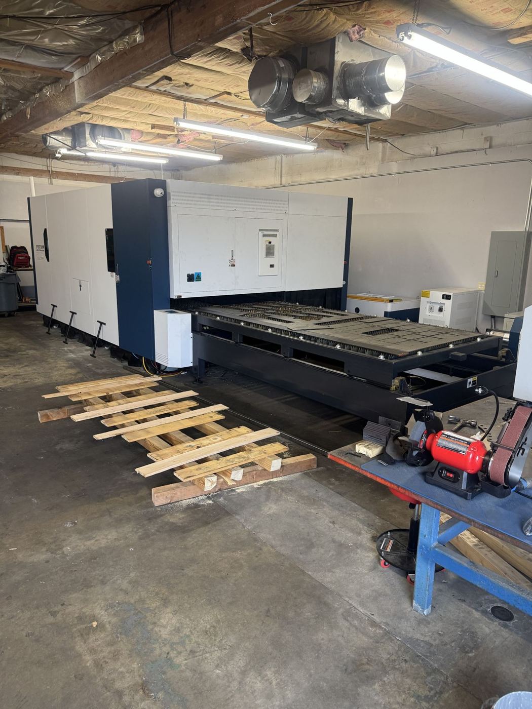 Fiber laser shuttle table with cut sheet